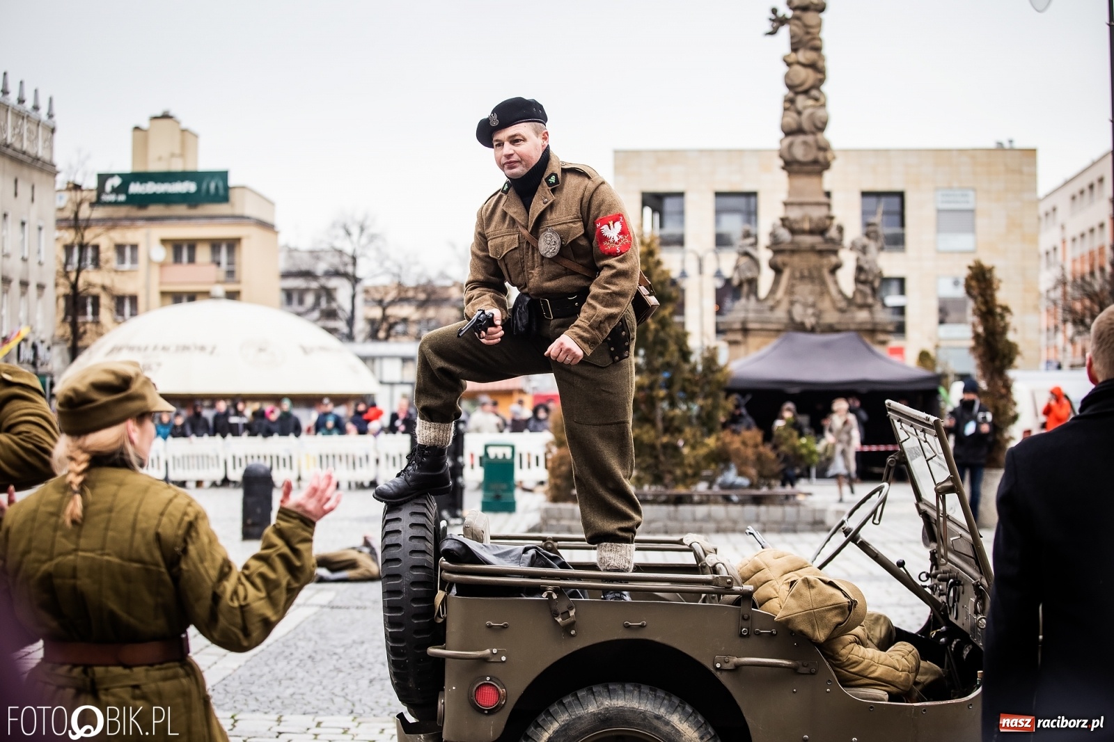 Zdjęcie w galerii na portalu naszraciborz.pl: Strzały na Rynku. Pokazano odbicie polskich więźniów z rąk Urzędu Bezpieczeństwa [WIDEO] wiadomości z regionu