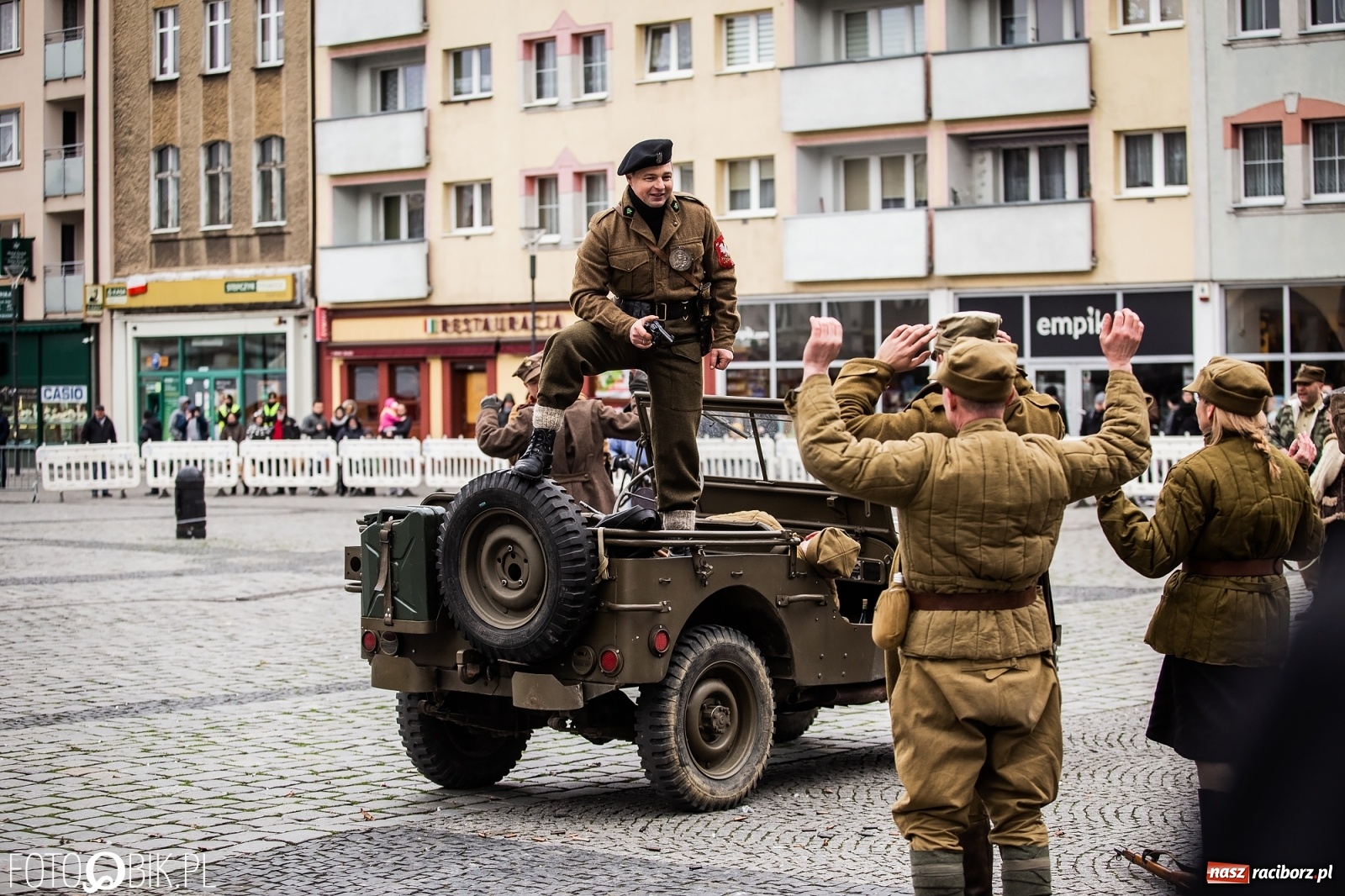 Zdjęcie w galerii na portalu naszraciborz.pl: Strzały na Rynku. Pokazano odbicie polskich więźniów z rąk Urzędu Bezpieczeństwa [WIDEO] wiadomości z regionu