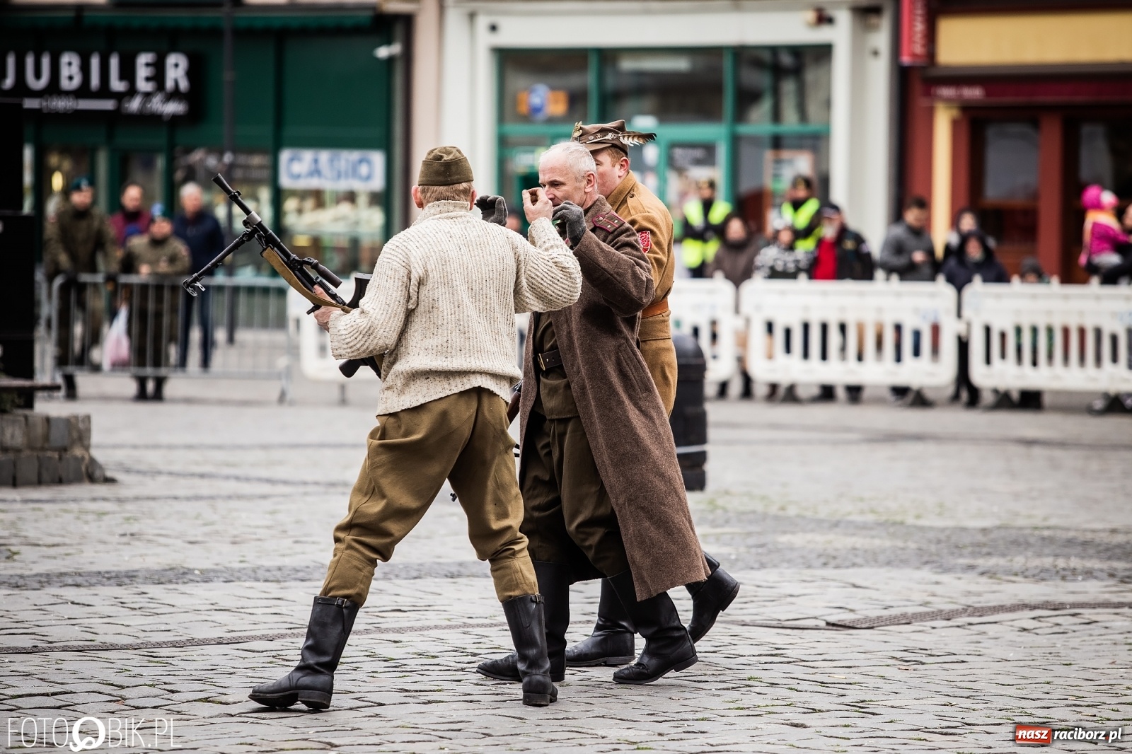 Zdjęcie w galerii na portalu naszraciborz.pl: Strzały na Rynku. Pokazano odbicie polskich więźniów z rąk Urzędu Bezpieczeństwa [WIDEO] wiadomości z regionu