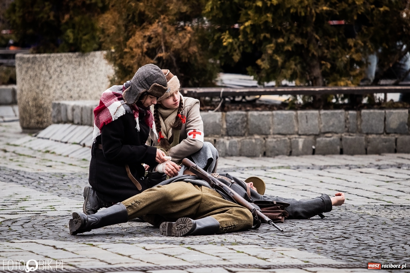 Zdjęcie w galerii na portalu naszraciborz.pl: Strzały na Rynku. Pokazano odbicie polskich więźniów z rąk Urzędu Bezpieczeństwa [WIDEO] wiadomości z regionu