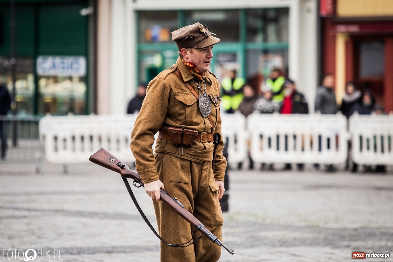 Zdjęcie w galerii na portalu naszraciborz.pl: Strzały na Rynku. Pokazano odbicie polskich więźniów z rąk Urzędu Bezpieczeństwa [WIDEO] wiadomości z regionu