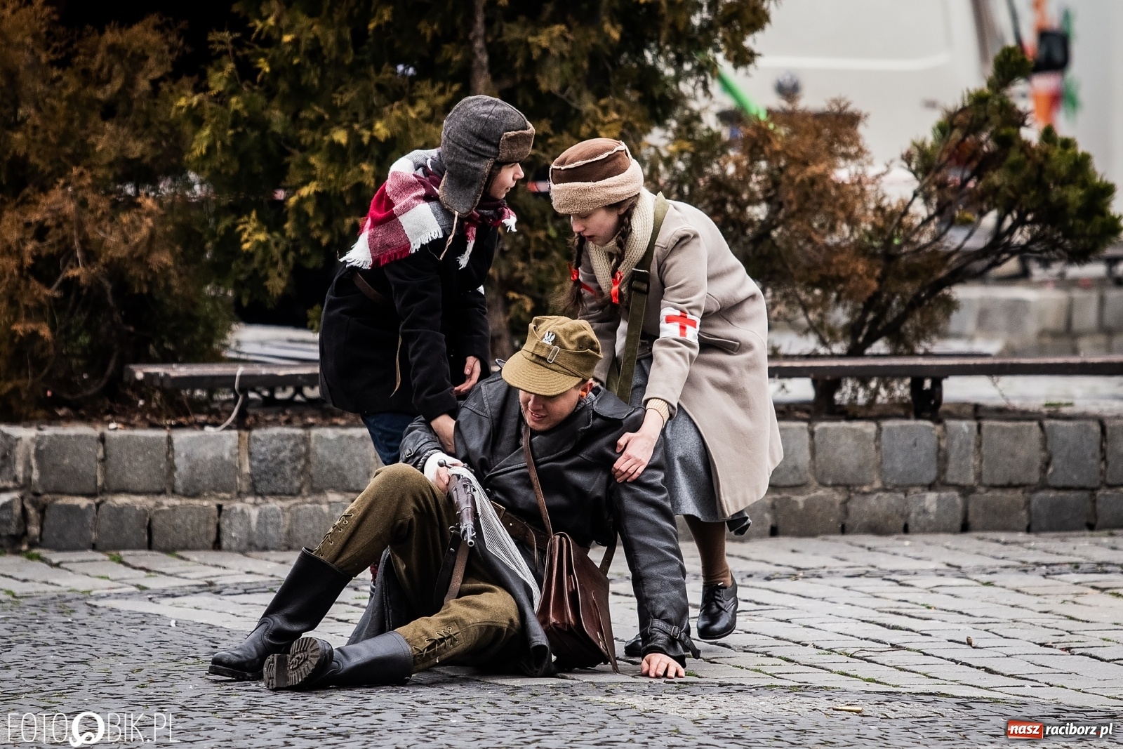 Zdjęcie w galerii na portalu naszraciborz.pl: Strzały na Rynku. Pokazano odbicie polskich więźniów z rąk Urzędu Bezpieczeństwa [WIDEO] wiadomości z regionu