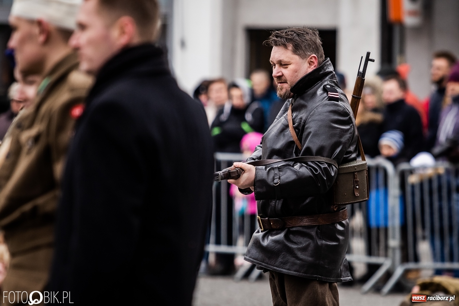 Zdjęcie w galerii na portalu naszraciborz.pl: Strzały na Rynku. Pokazano odbicie polskich więźniów z rąk Urzędu Bezpieczeństwa [WIDEO] wiadomości z regionu