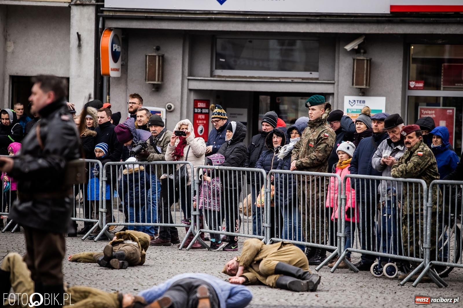 Zdjęcie w galerii na portalu naszraciborz.pl: Strzały na Rynku. Pokazano odbicie polskich więźniów z rąk Urzędu Bezpieczeństwa [WIDEO] wiadomości z regionu