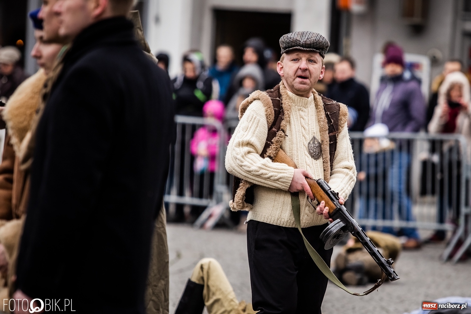 Zdjęcie w galerii na portalu naszraciborz.pl: Strzały na Rynku. Pokazano odbicie polskich więźniów z rąk Urzędu Bezpieczeństwa [WIDEO] wiadomości z regionu