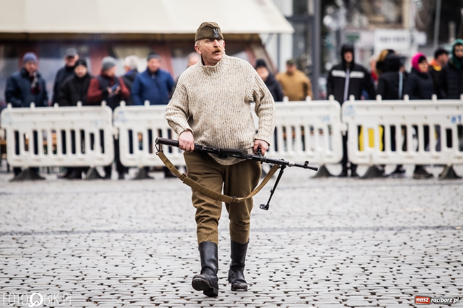 Zdjęcie w galerii na portalu naszraciborz.pl: Strzały na Rynku. Pokazano odbicie polskich więźniów z rąk Urzędu Bezpieczeństwa [WIDEO] wiadomości z regionu