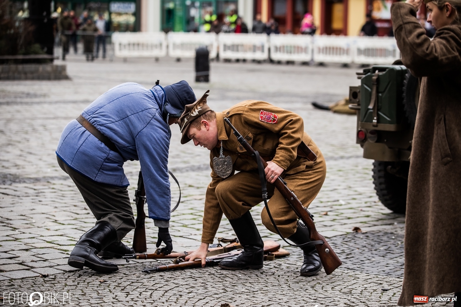 Zdjęcie w galerii na portalu naszraciborz.pl: Strzały na Rynku. Pokazano odbicie polskich więźniów z rąk Urzędu Bezpieczeństwa [WIDEO] wiadomości z regionu