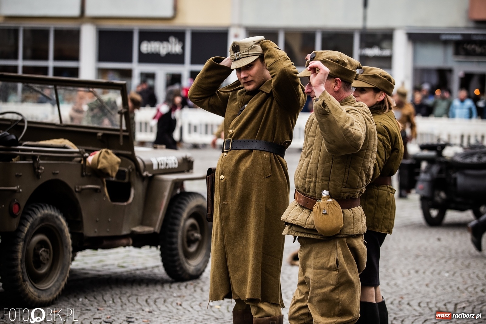 Zdjęcie w galerii na portalu naszraciborz.pl: Strzały na Rynku. Pokazano odbicie polskich więźniów z rąk Urzędu Bezpieczeństwa [WIDEO] wiadomości z regionu