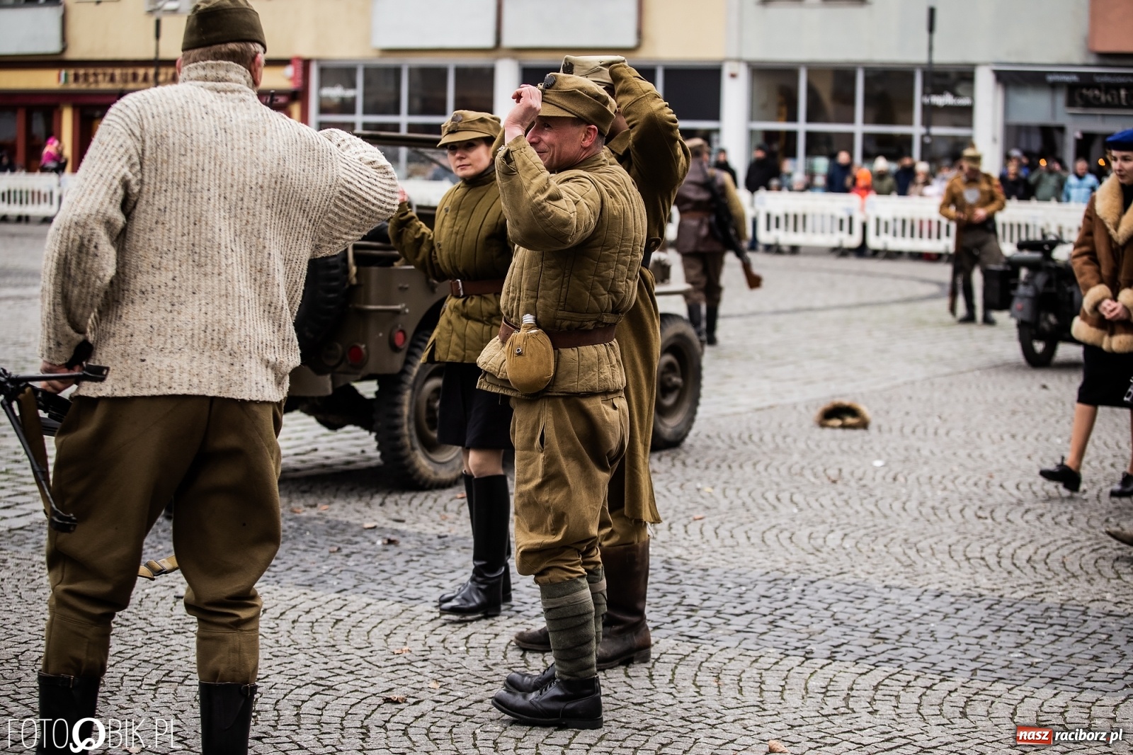 Zdjęcie w galerii na portalu naszraciborz.pl: Strzały na Rynku. Pokazano odbicie polskich więźniów z rąk Urzędu Bezpieczeństwa [WIDEO] wiadomości z regionu