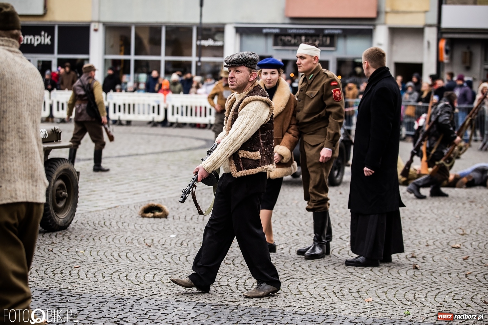 Zdjęcie w galerii na portalu naszraciborz.pl: Strzały na Rynku. Pokazano odbicie polskich więźniów z rąk Urzędu Bezpieczeństwa [WIDEO] wiadomości z regionu