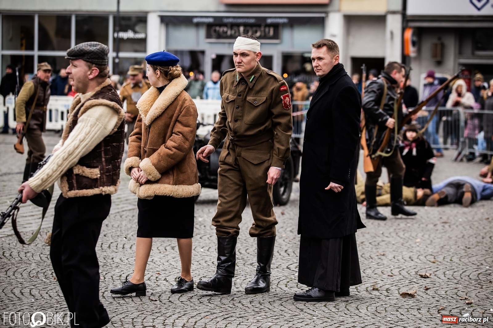Zdjęcie w galerii na portalu naszraciborz.pl: Strzały na Rynku. Pokazano odbicie polskich więźniów z rąk Urzędu Bezpieczeństwa [WIDEO] wiadomości z regionu
