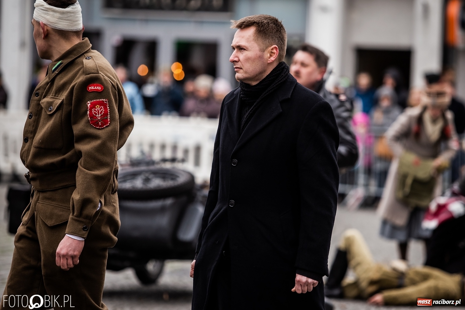 Zdjęcie w galerii na portalu naszraciborz.pl: Strzały na Rynku. Pokazano odbicie polskich więźniów z rąk Urzędu Bezpieczeństwa [WIDEO] wiadomości z regionu