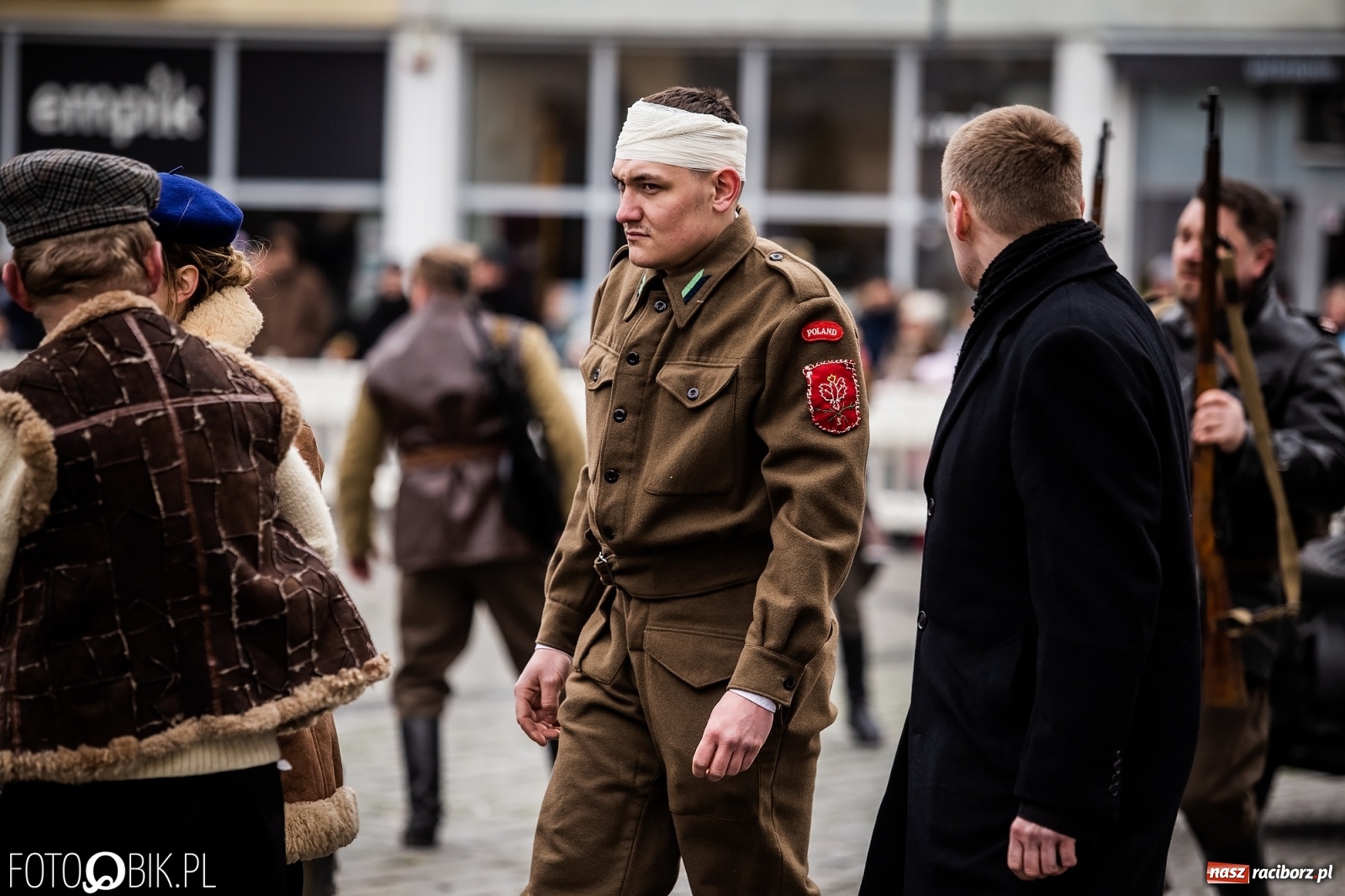 Zdjęcie w galerii na portalu naszraciborz.pl: Strzały na Rynku. Pokazano odbicie polskich więźniów z rąk Urzędu Bezpieczeństwa [WIDEO] wiadomości z regionu