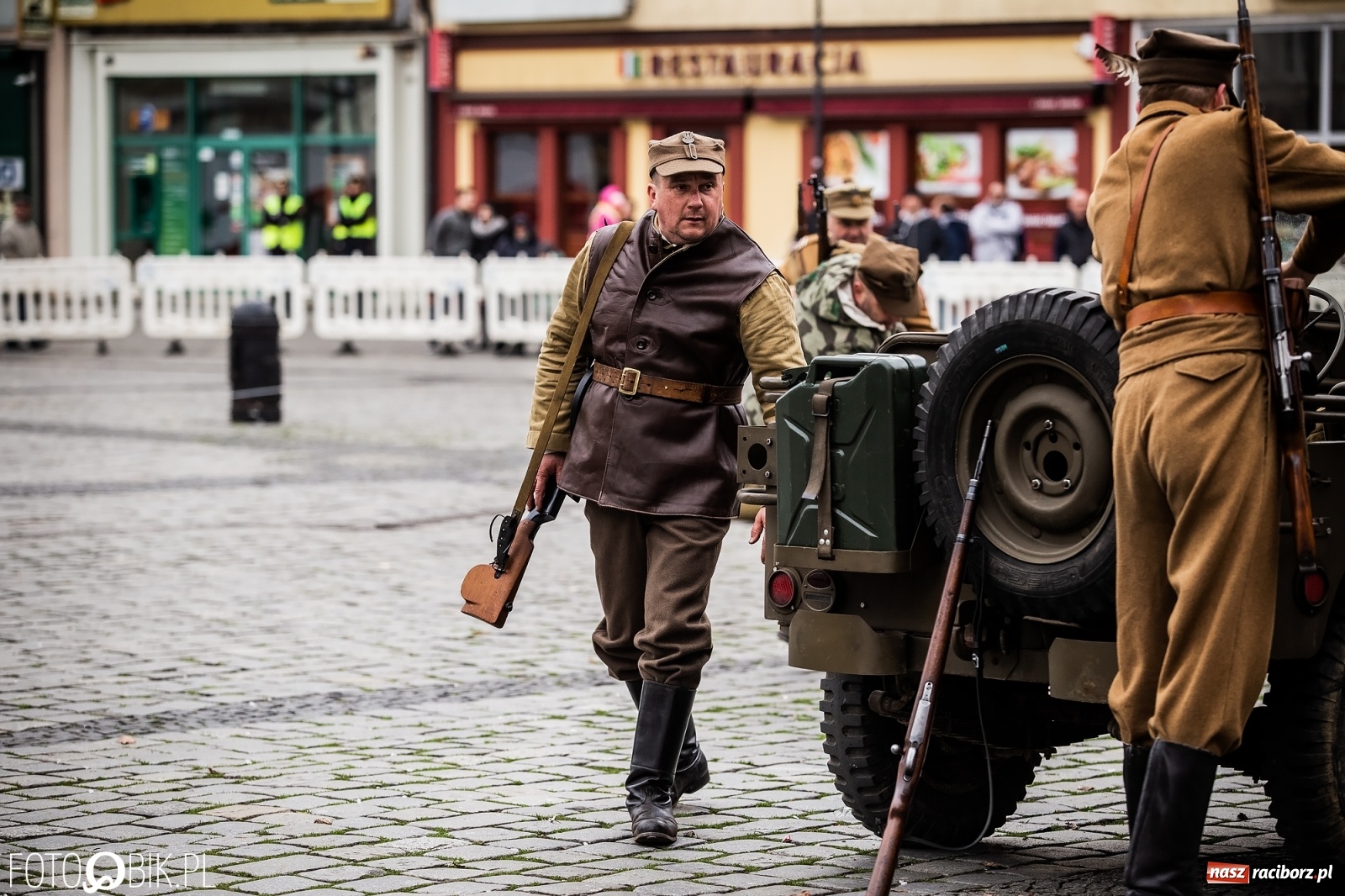Zdjęcie w galerii na portalu naszraciborz.pl: Strzały na Rynku. Pokazano odbicie polskich więźniów z rąk Urzędu Bezpieczeństwa [WIDEO] wiadomości z regionu