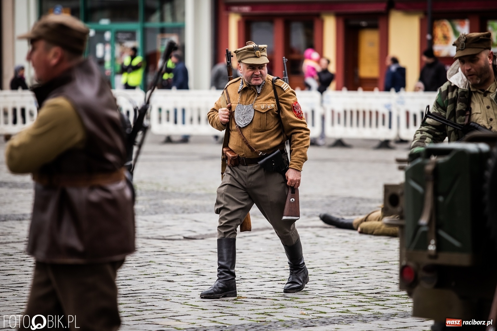Zdjęcie w galerii na portalu naszraciborz.pl: Strzały na Rynku. Pokazano odbicie polskich więźniów z rąk Urzędu Bezpieczeństwa [WIDEO] wiadomości z regionu