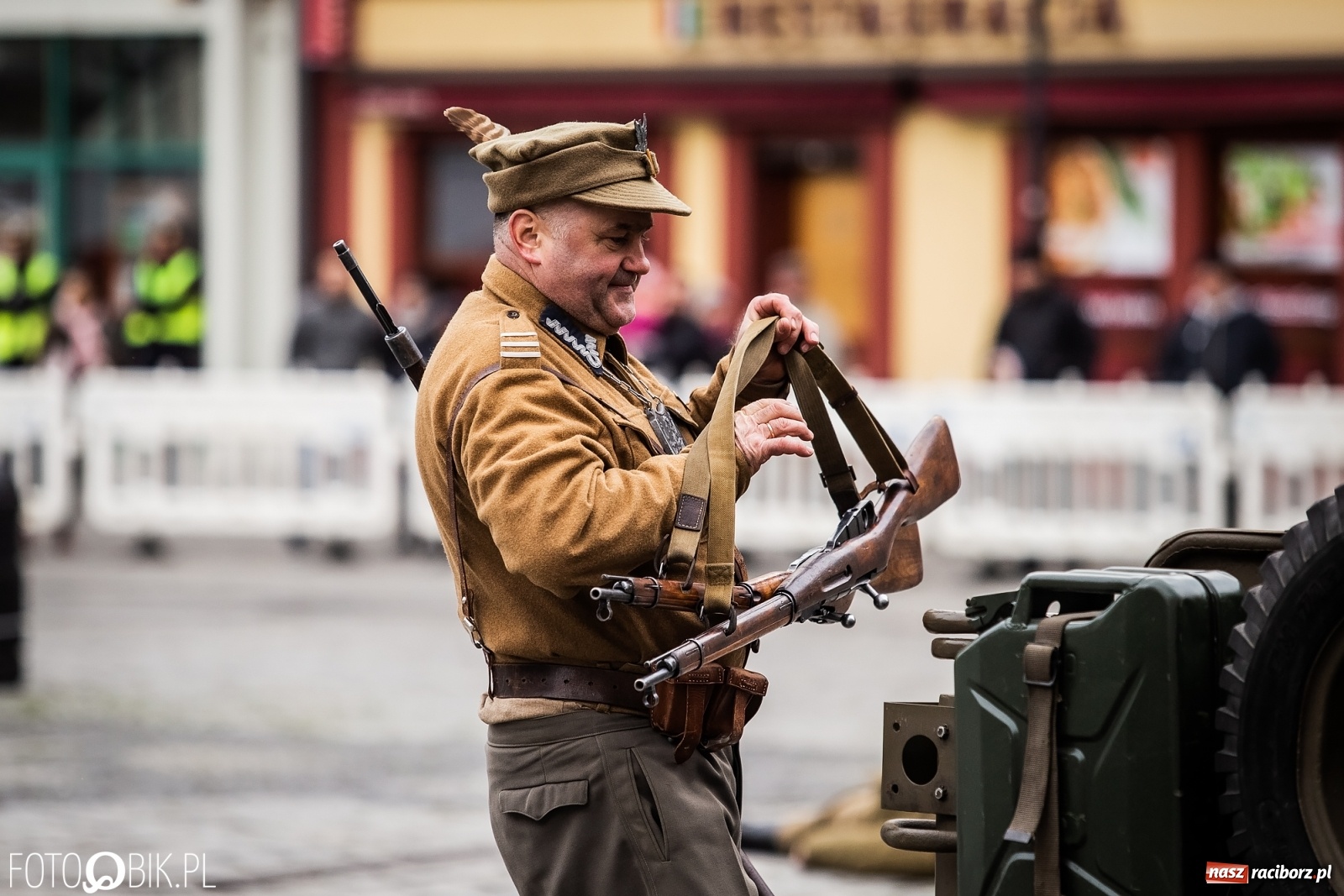 Zdjęcie w galerii na portalu naszraciborz.pl: Strzały na Rynku. Pokazano odbicie polskich więźniów z rąk Urzędu Bezpieczeństwa [WIDEO] wiadomości z regionu