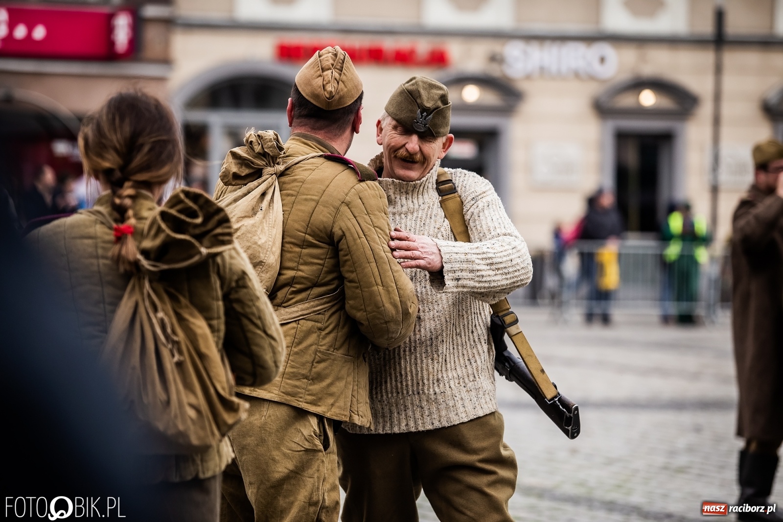 Zdjęcie w galerii na portalu naszraciborz.pl: Strzały na Rynku. Pokazano odbicie polskich więźniów z rąk Urzędu Bezpieczeństwa [WIDEO] wiadomości z regionu
