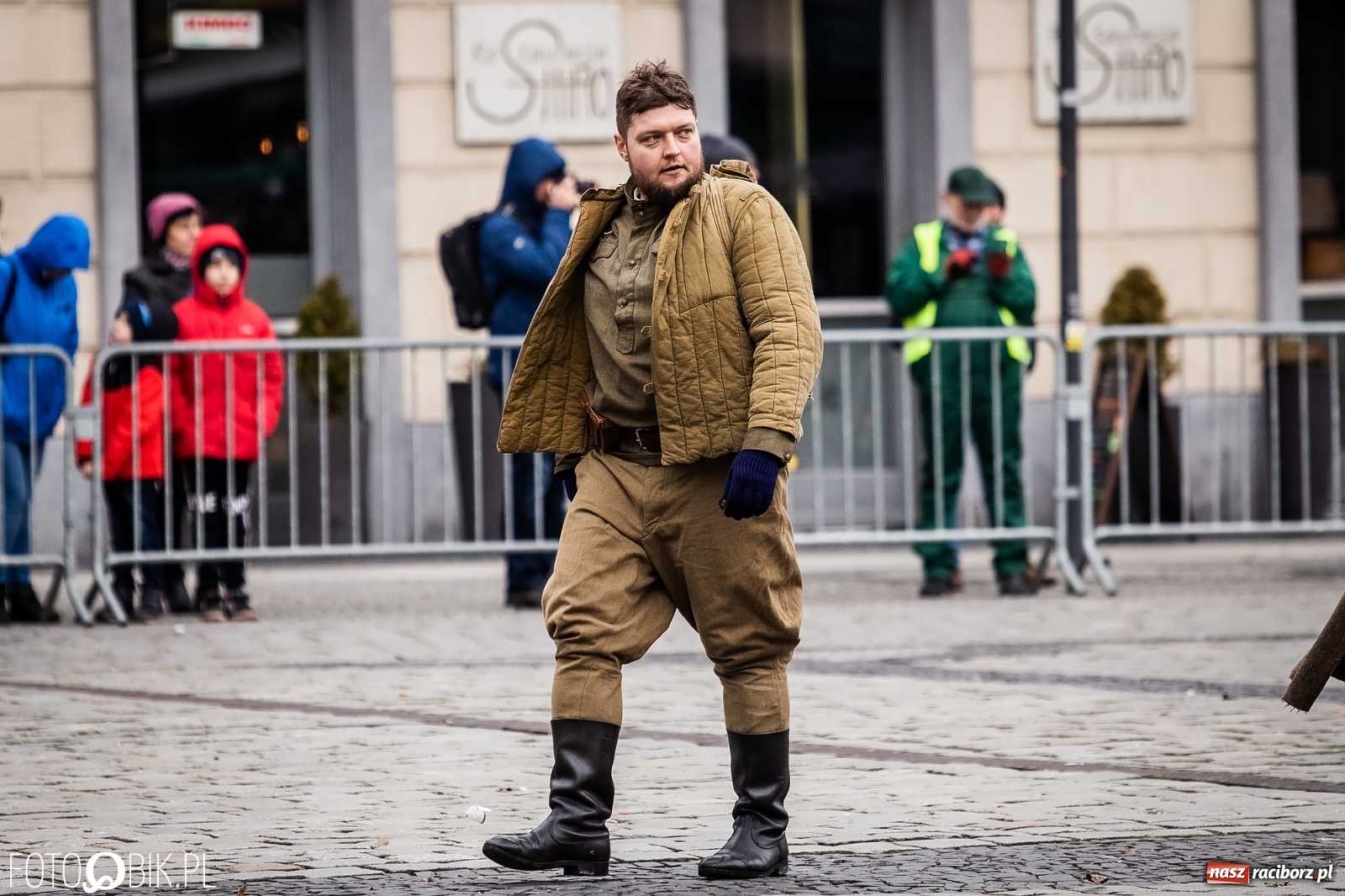 Zdjęcie w galerii na portalu naszraciborz.pl: Strzały na Rynku. Pokazano odbicie polskich więźniów z rąk Urzędu Bezpieczeństwa [WIDEO] wiadomości z regionu