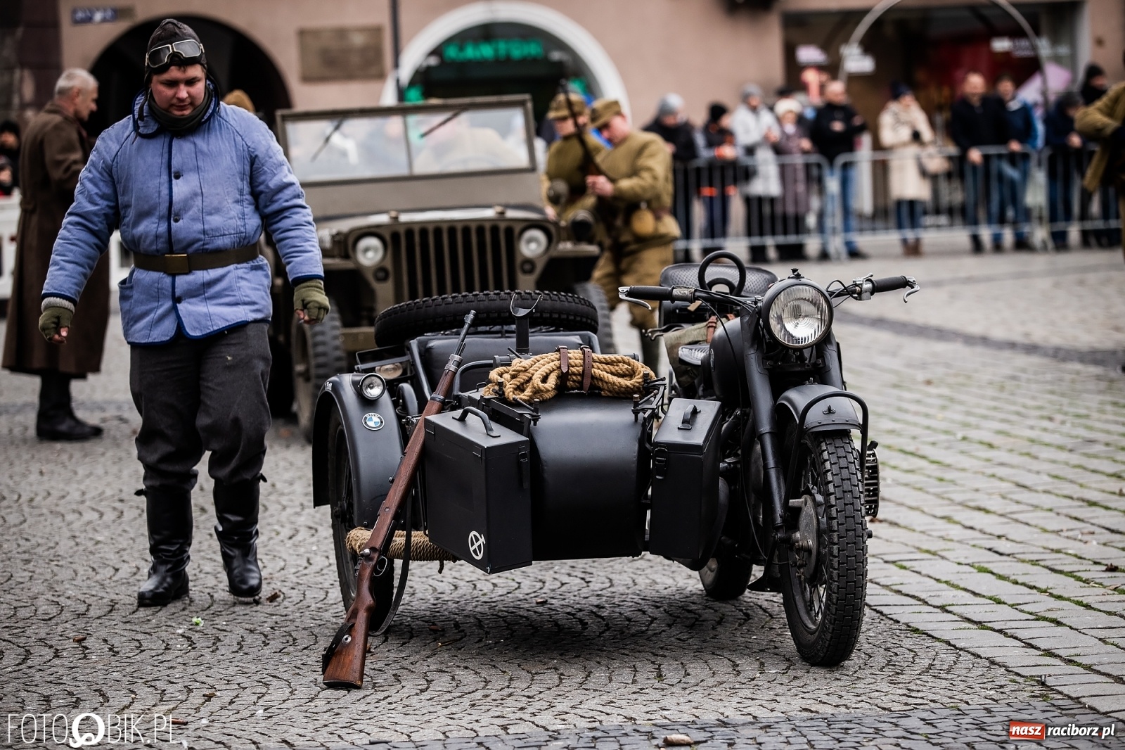 Zdjęcie w galerii na portalu naszraciborz.pl: Strzały na Rynku. Pokazano odbicie polskich więźniów z rąk Urzędu Bezpieczeństwa [WIDEO] wiadomości z regionu