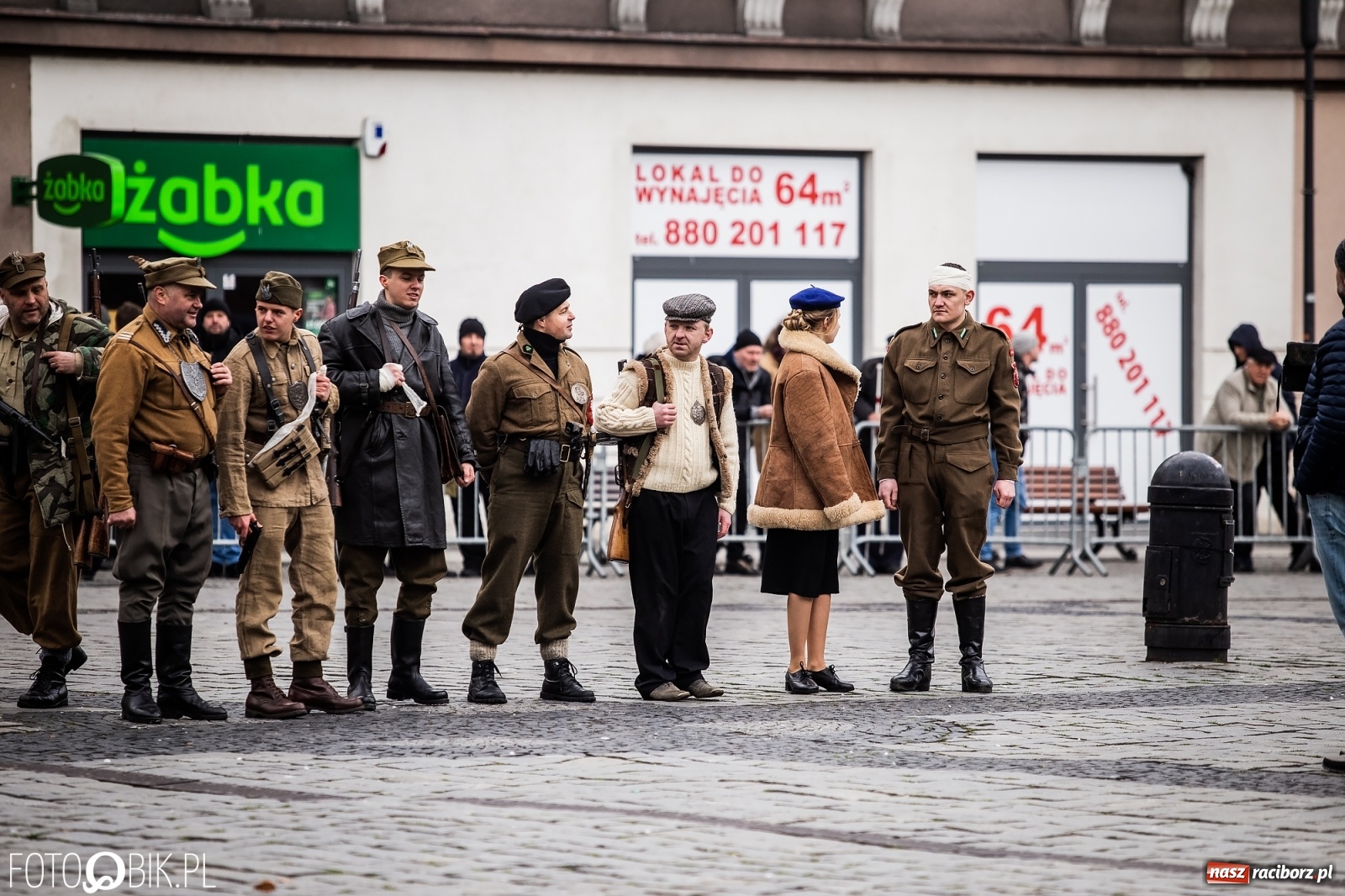 Zdjęcie w galerii na portalu naszraciborz.pl: Strzały na Rynku. Pokazano odbicie polskich więźniów z rąk Urzędu Bezpieczeństwa [WIDEO] wiadomości z regionu