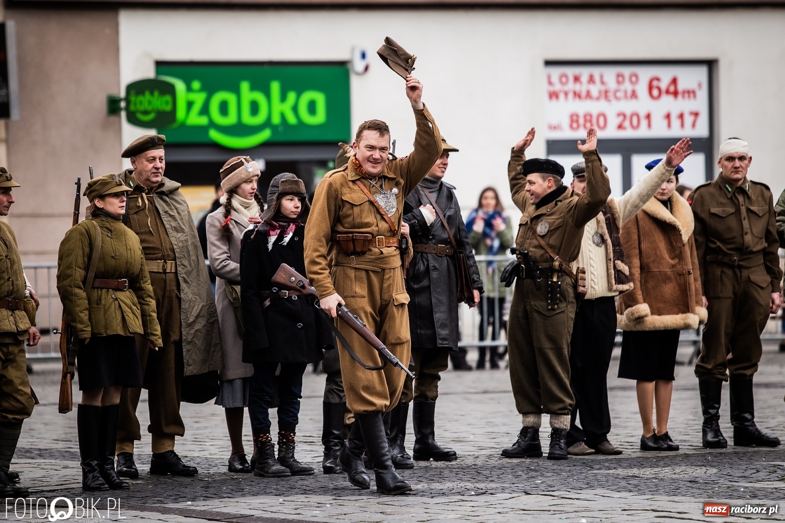 Zdjęcie w galerii na portalu naszraciborz.pl: Strzały na Rynku. Pokazano odbicie polskich więźniów z rąk Urzędu Bezpieczeństwa [WIDEO] wiadomości z regionu