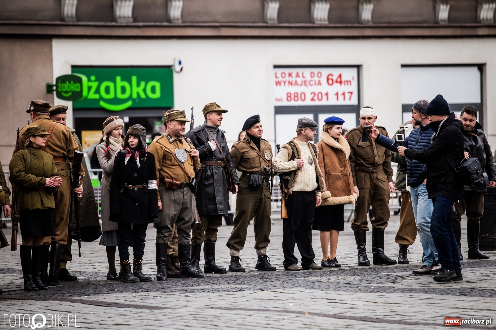 Zdjęcie w galerii na portalu naszraciborz.pl: Strzały na Rynku. Pokazano odbicie polskich więźniów z rąk Urzędu Bezpieczeństwa [WIDEO] wiadomości z regionu