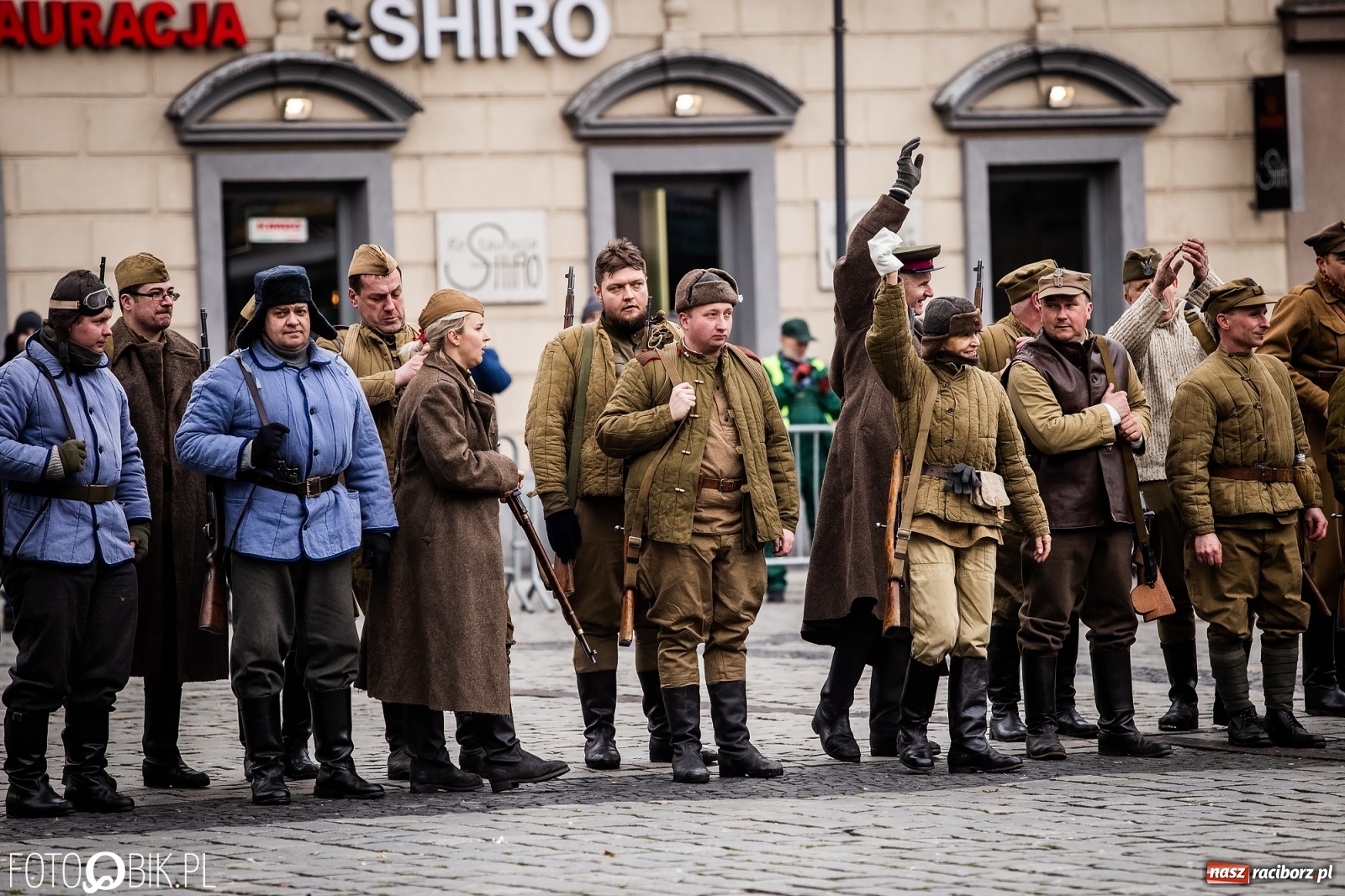 Zdjęcie w galerii na portalu naszraciborz.pl: Strzały na Rynku. Pokazano odbicie polskich więźniów z rąk Urzędu Bezpieczeństwa [WIDEO] wiadomości z regionu