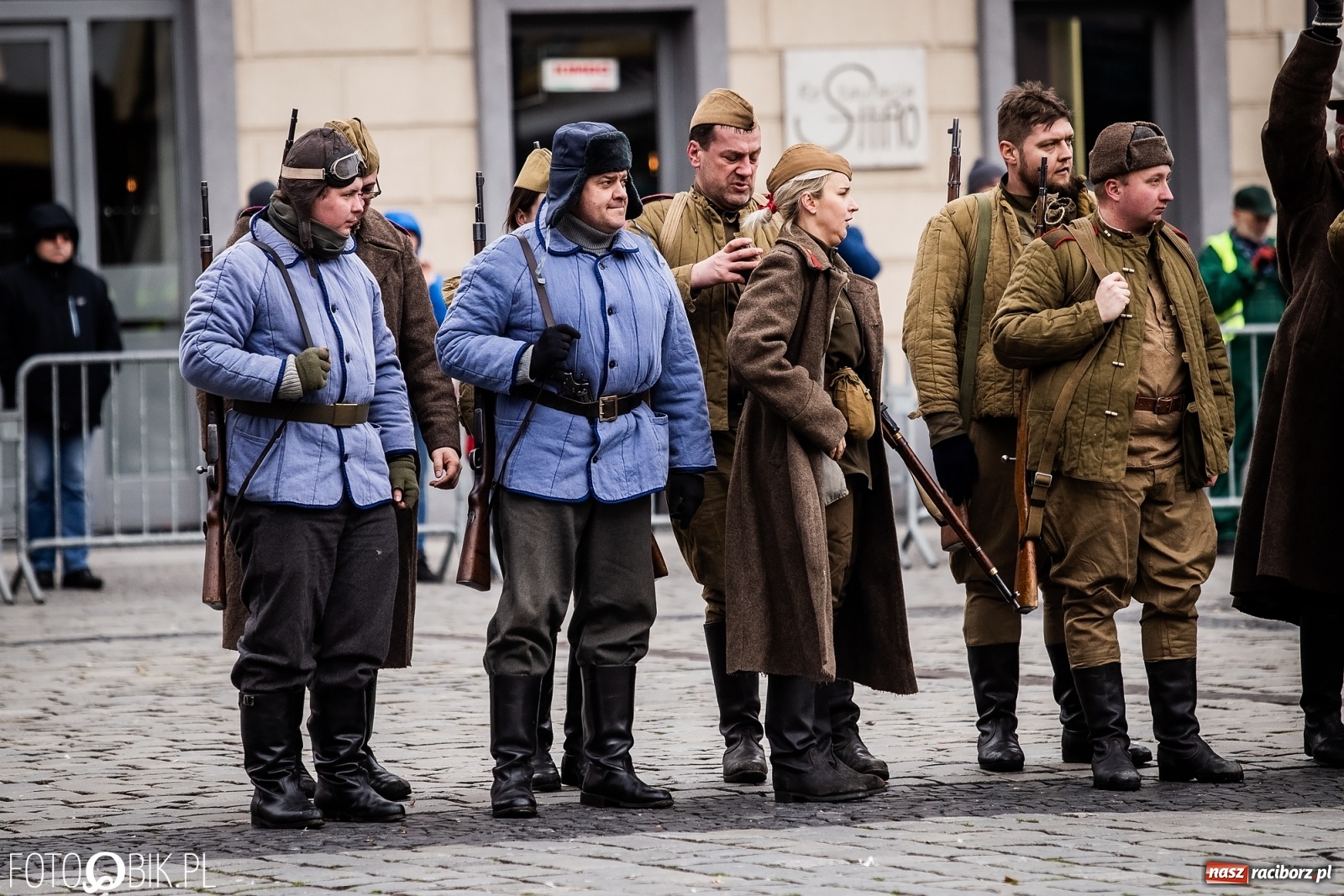 Zdjęcie w galerii na portalu naszraciborz.pl: Strzały na Rynku. Pokazano odbicie polskich więźniów z rąk Urzędu Bezpieczeństwa [WIDEO] wiadomości z regionu