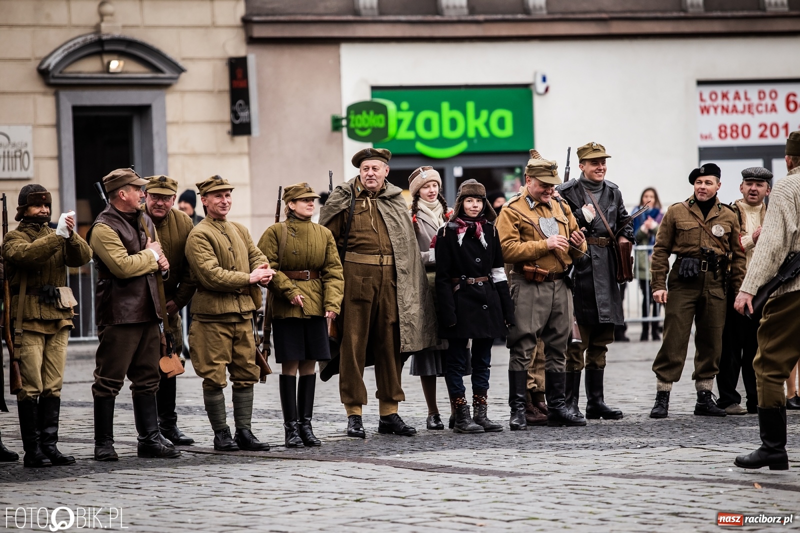 Zdjęcie w galerii na portalu naszraciborz.pl: Strzały na Rynku. Pokazano odbicie polskich więźniów z rąk Urzędu Bezpieczeństwa [WIDEO] wiadomości z regionu