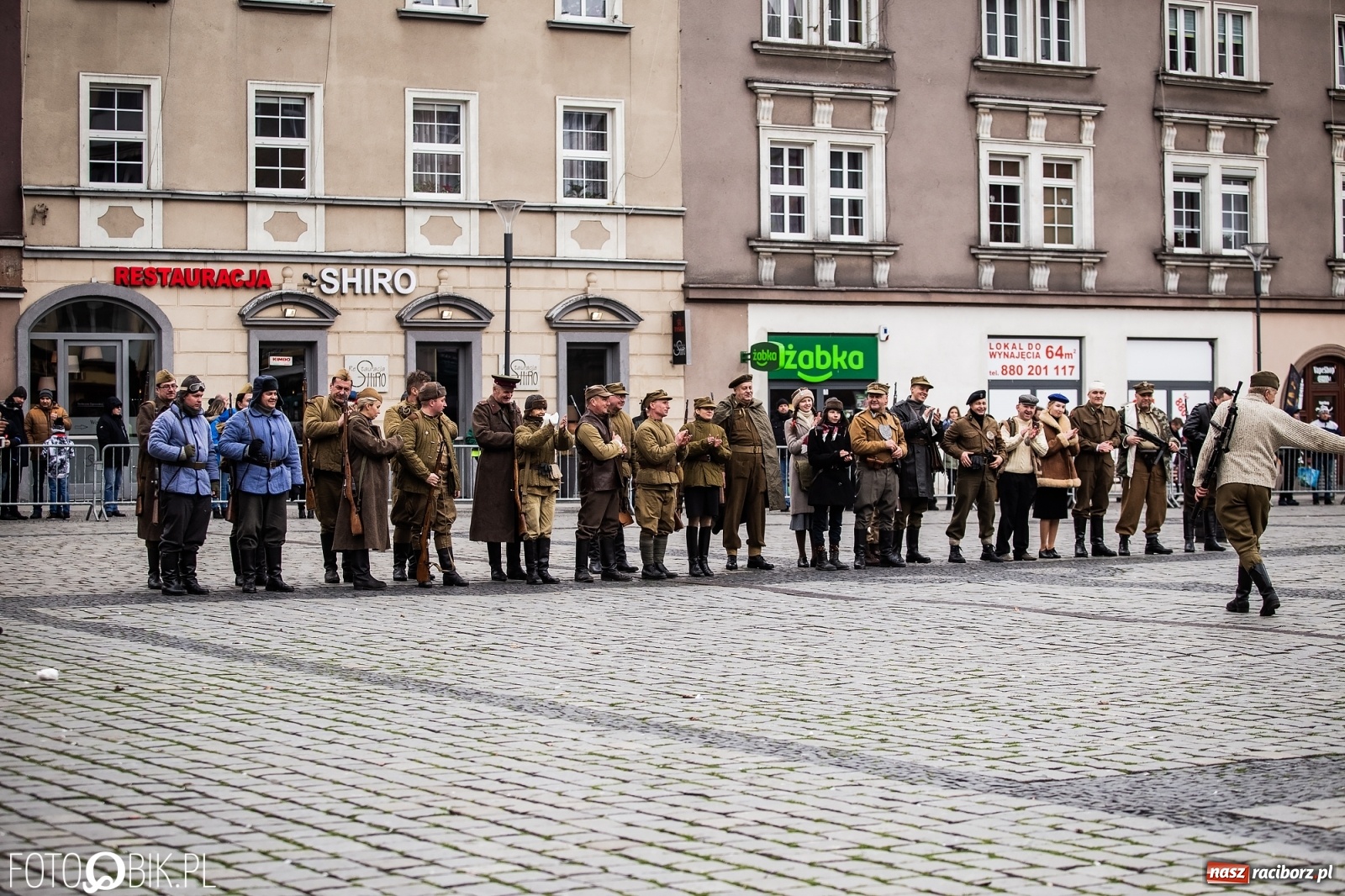 Zdjęcie w galerii na portalu naszraciborz.pl: Strzały na Rynku. Pokazano odbicie polskich więźniów z rąk Urzędu Bezpieczeństwa [WIDEO] wiadomości z regionu