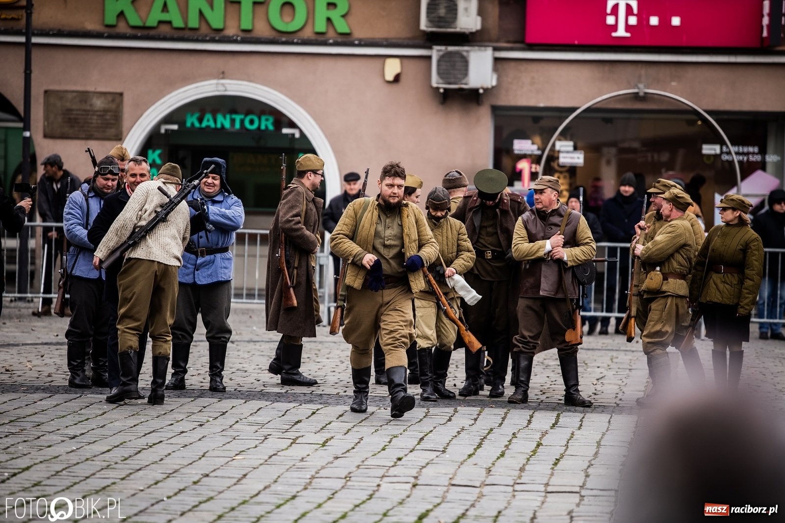 Zdjęcie w galerii na portalu naszraciborz.pl: Strzały na Rynku. Pokazano odbicie polskich więźniów z rąk Urzędu Bezpieczeństwa [WIDEO] wiadomości z regionu