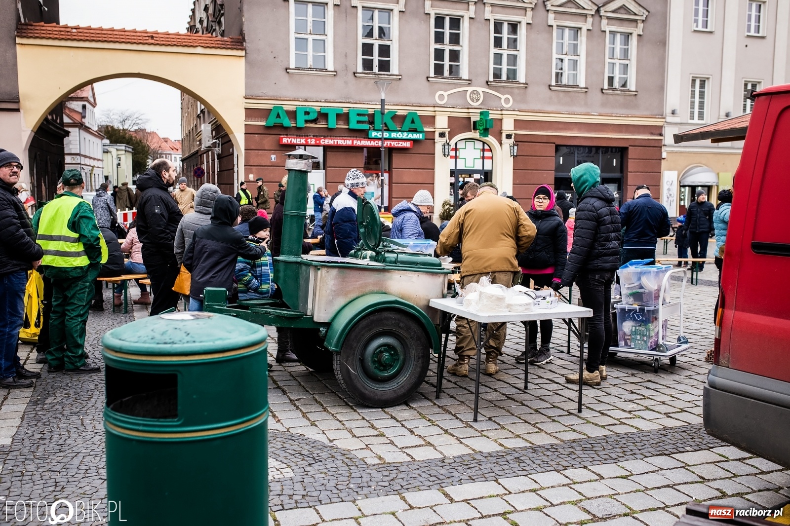 Zdjęcie w galerii na portalu naszraciborz.pl: Strzały na Rynku. Pokazano odbicie polskich więźniów z rąk Urzędu Bezpieczeństwa [WIDEO] wiadomości z regionu