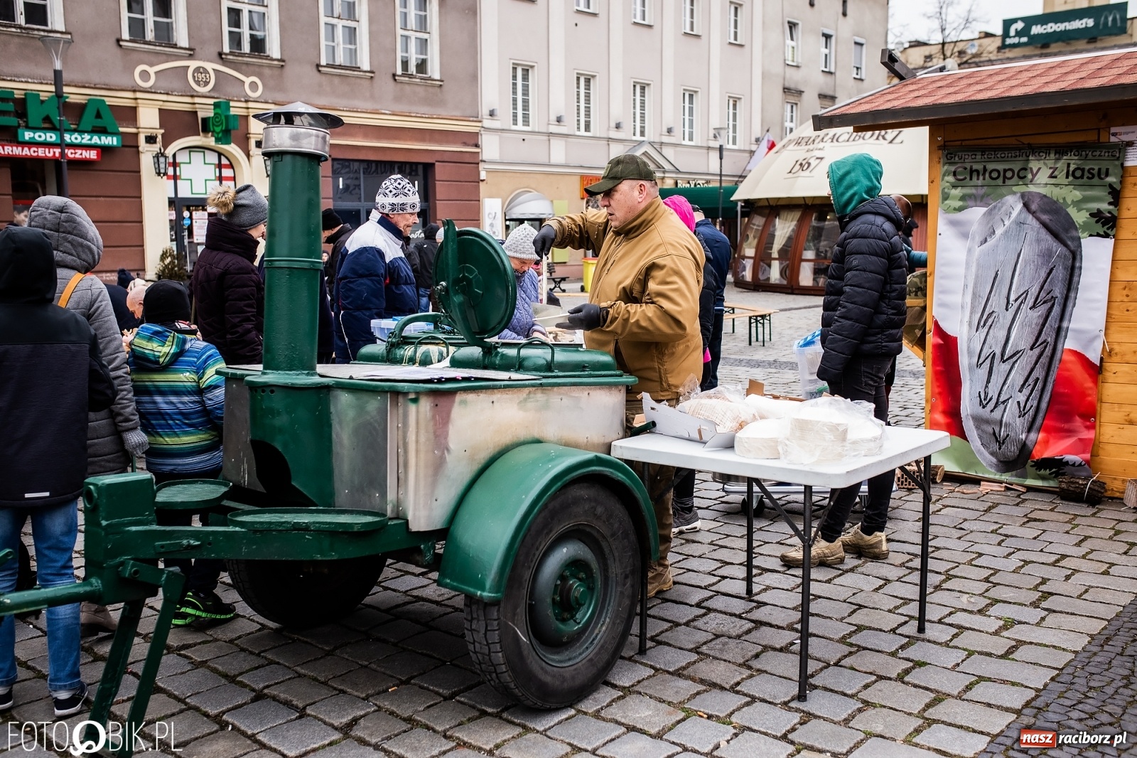 Zdjęcie w galerii na portalu naszraciborz.pl: Strzały na Rynku. Pokazano odbicie polskich więźniów z rąk Urzędu Bezpieczeństwa [WIDEO] wiadomości z regionu