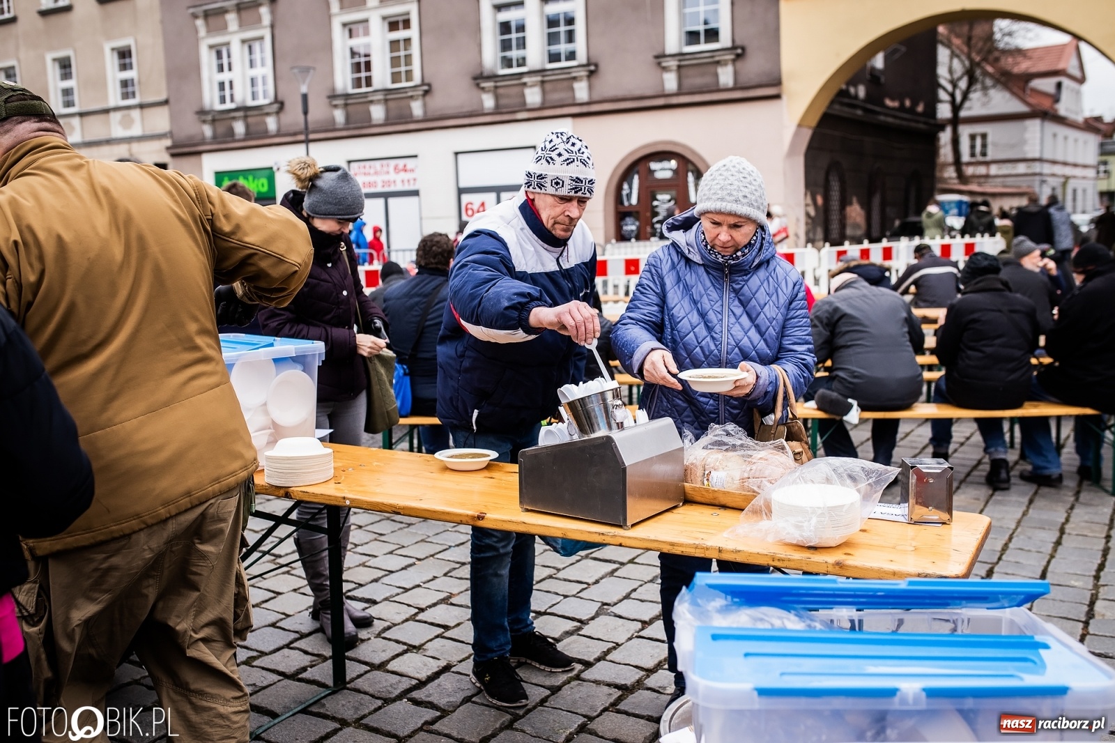 Zdjęcie w galerii na portalu naszraciborz.pl: Strzały na Rynku. Pokazano odbicie polskich więźniów z rąk Urzędu Bezpieczeństwa [WIDEO] wiadomości z regionu