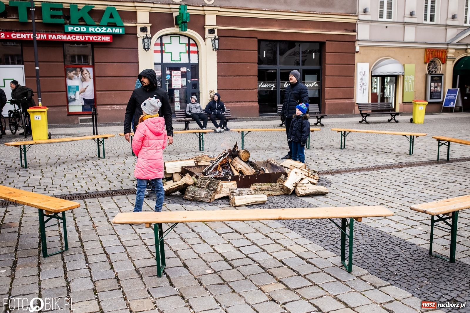 Zdjęcie w galerii na portalu naszraciborz.pl: Strzały na Rynku. Pokazano odbicie polskich więźniów z rąk Urzędu Bezpieczeństwa [WIDEO] wiadomości z regionu