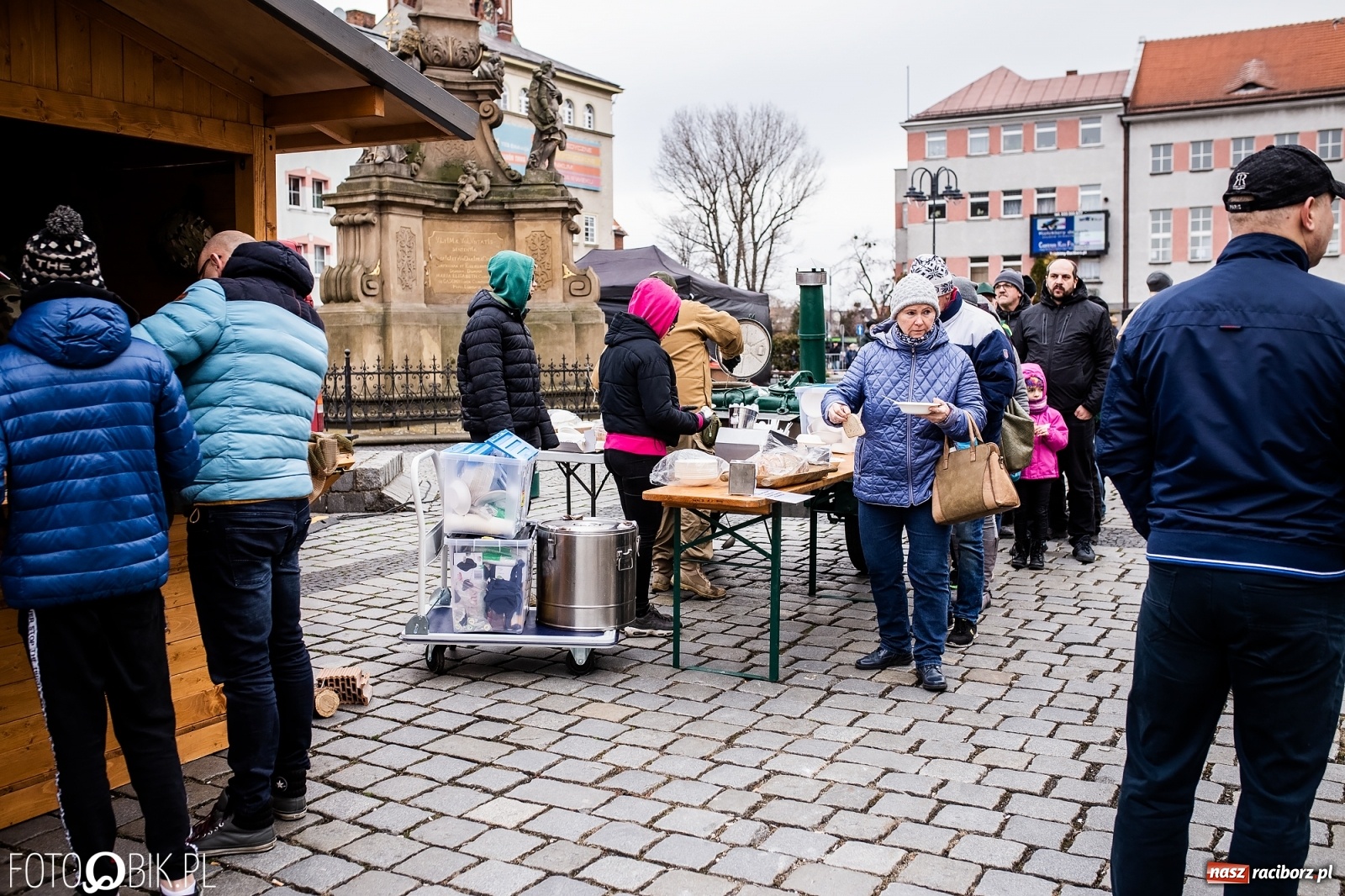 Zdjęcie w galerii na portalu naszraciborz.pl: Strzały na Rynku. Pokazano odbicie polskich więźniów z rąk Urzędu Bezpieczeństwa [WIDEO] wiadomości z regionu