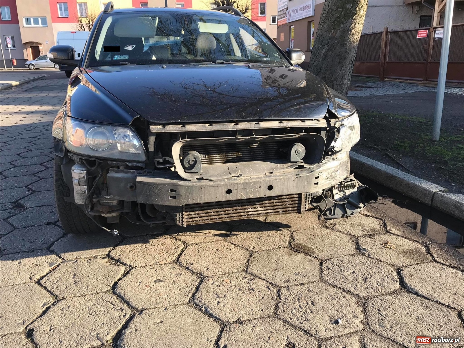 Zdjęcie w galerii na portalu naszraciborz.pl: Raport 998. BMW i volvo zderzyły się przy Opawskiej [FOTO] wiadomości z regionu