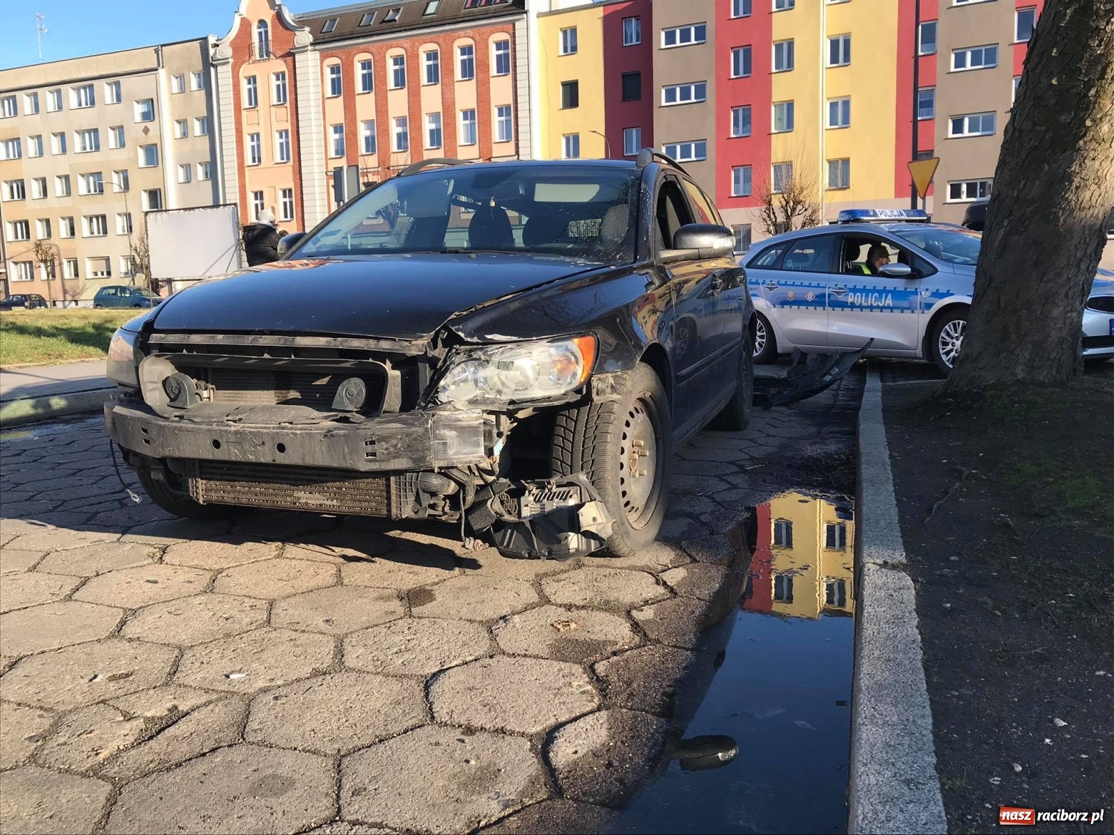 Zdjęcie w galerii na portalu naszraciborz.pl: Raport 998. BMW i volvo zderzyły się przy Opawskiej [FOTO] wiadomości z regionu