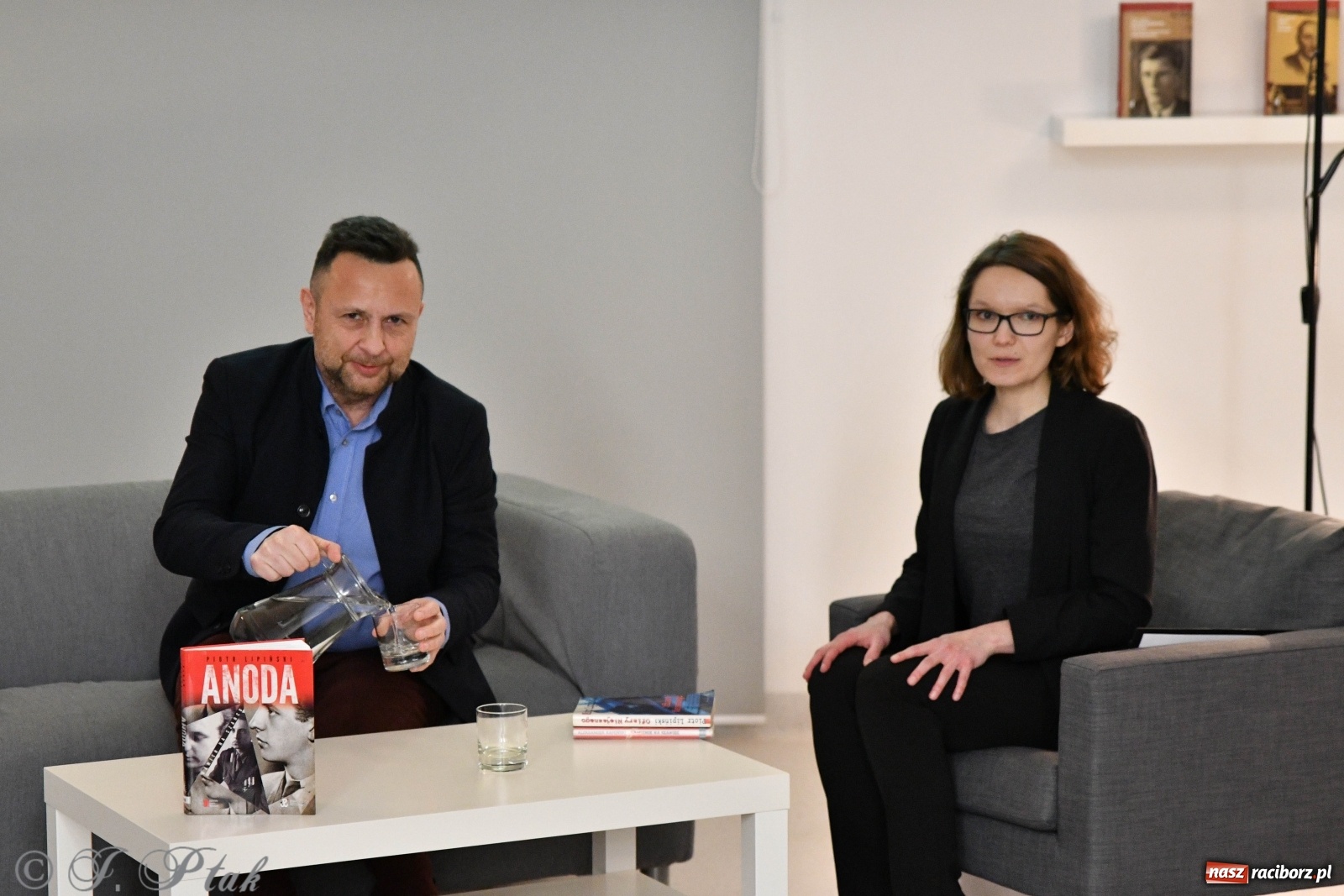 Zdjęcie w galerii na portalu naszraciborz.pl: Piotr Lipiński spotkał się z czytelnikami w raciborskiej książnicy [FOTO] wiadomości z regionu