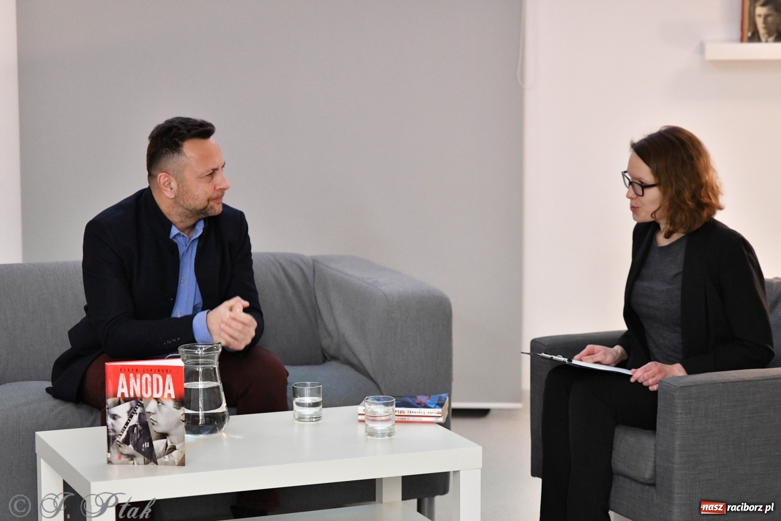 Zdjęcie w galerii na portalu naszraciborz.pl: Piotr Lipiński spotkał się z czytelnikami w raciborskiej książnicy [FOTO] wiadomości z regionu