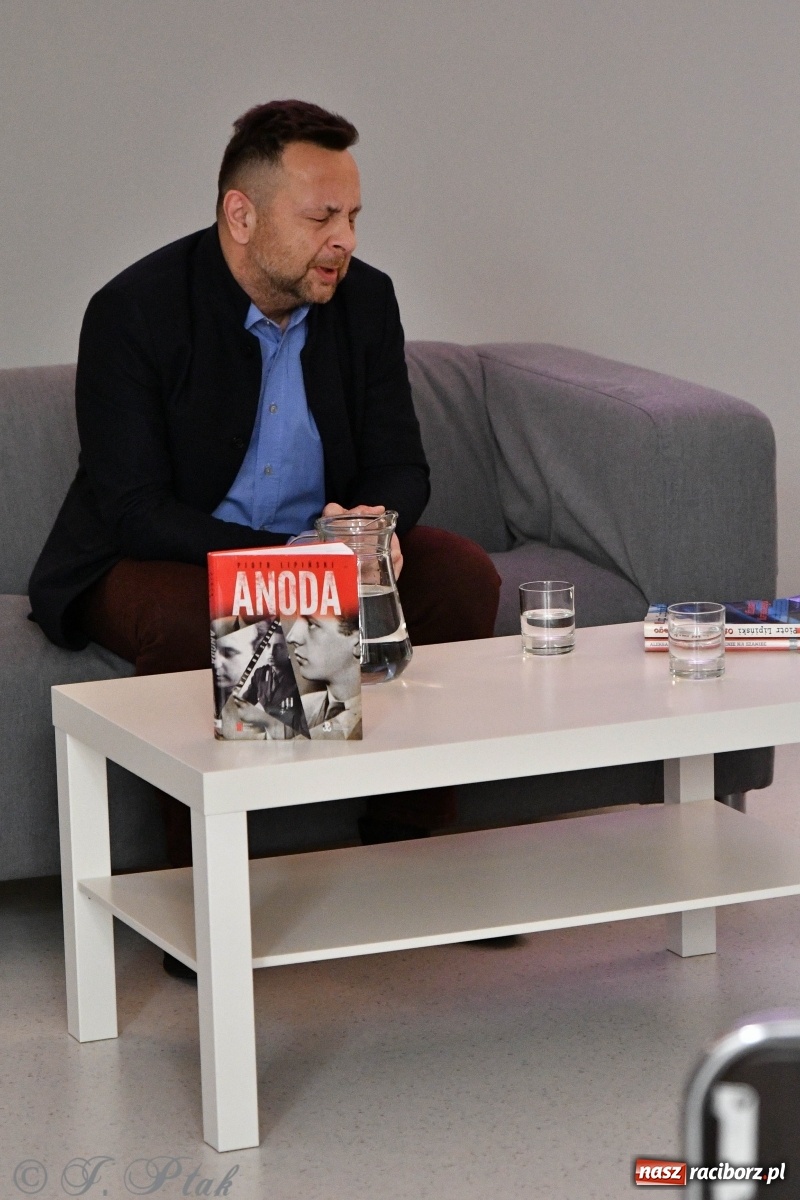 Zdjęcie w galerii na portalu naszraciborz.pl: Piotr Lipiński spotkał się z czytelnikami w raciborskiej książnicy [FOTO] wiadomości z regionu