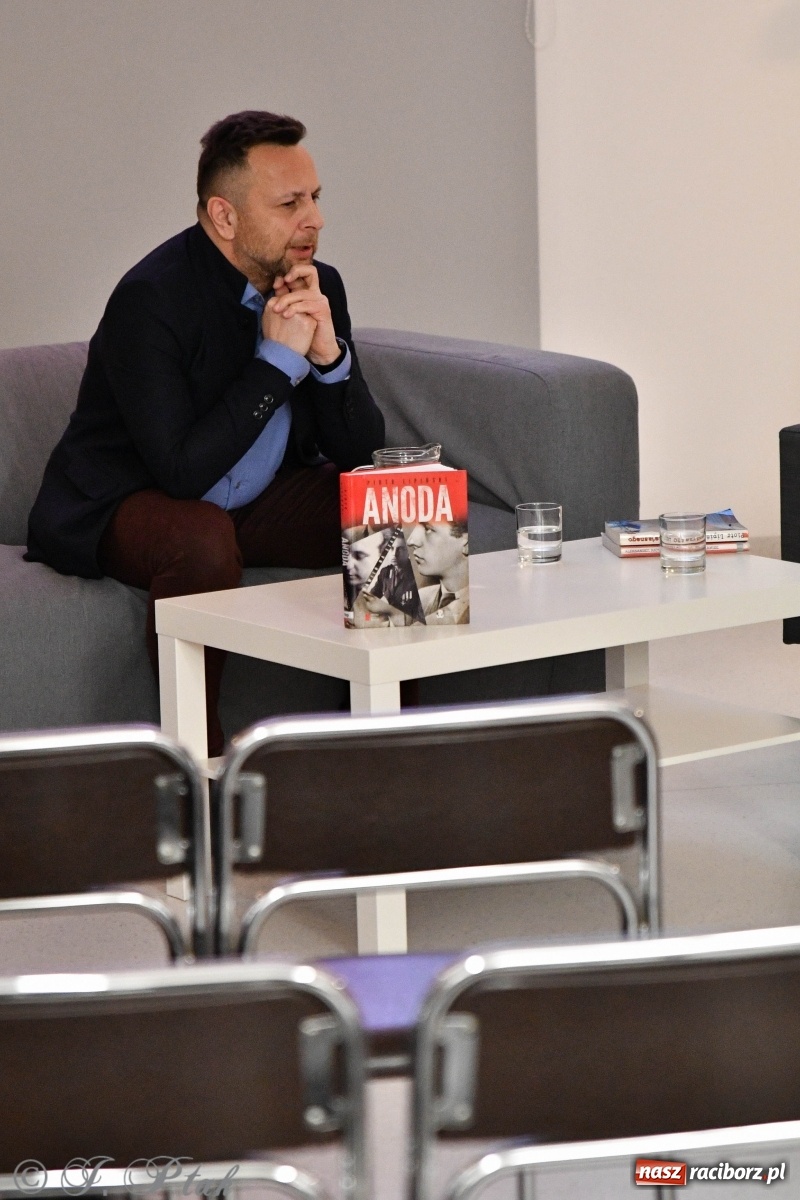 Zdjęcie w galerii na portalu naszraciborz.pl: Piotr Lipiński spotkał się z czytelnikami w raciborskiej książnicy [FOTO] wiadomości z regionu