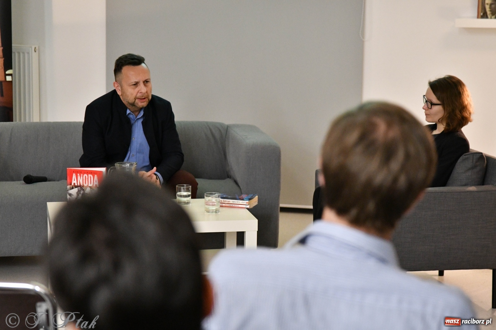 Zdjęcie w galerii na portalu naszraciborz.pl: Piotr Lipiński spotkał się z czytelnikami w raciborskiej książnicy [FOTO] wiadomości z regionu