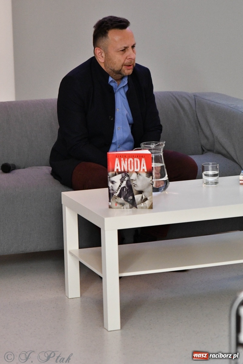 Zdjęcie w galerii na portalu naszraciborz.pl: Piotr Lipiński spotkał się z czytelnikami w raciborskiej książnicy [FOTO] wiadomości z regionu