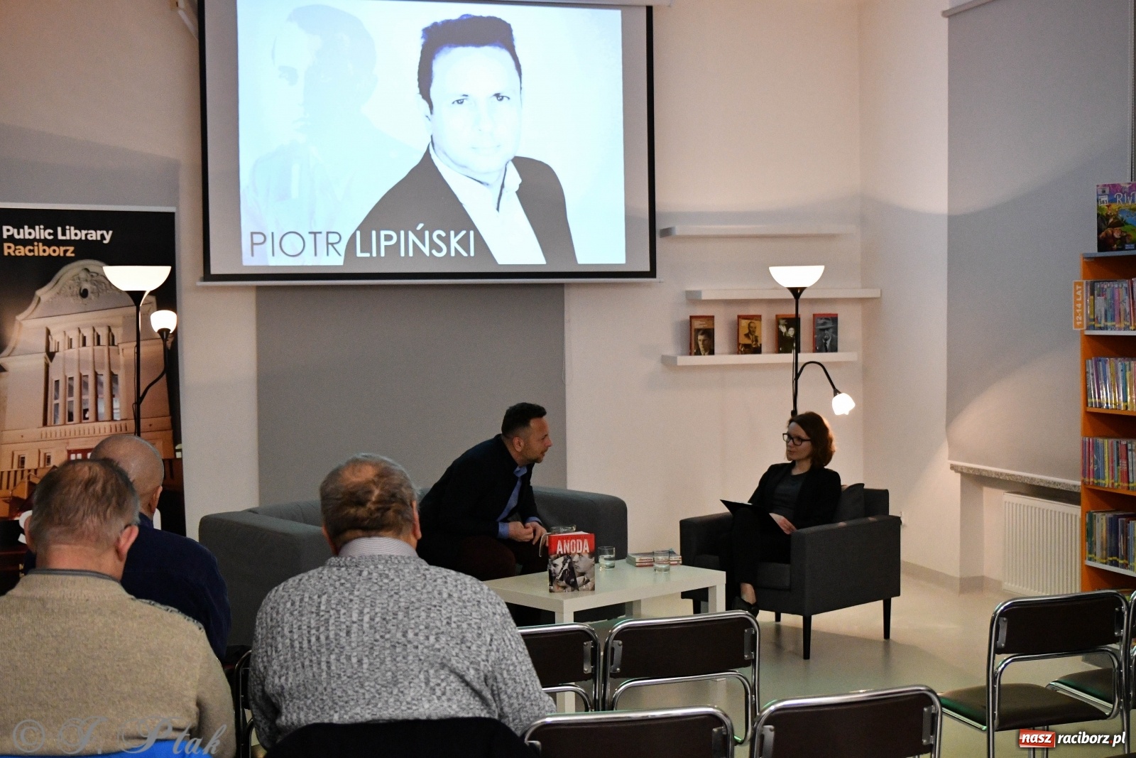 Zdjęcie w galerii na portalu naszraciborz.pl: Piotr Lipiński spotkał się z czytelnikami w raciborskiej książnicy [FOTO] wiadomości z regionu