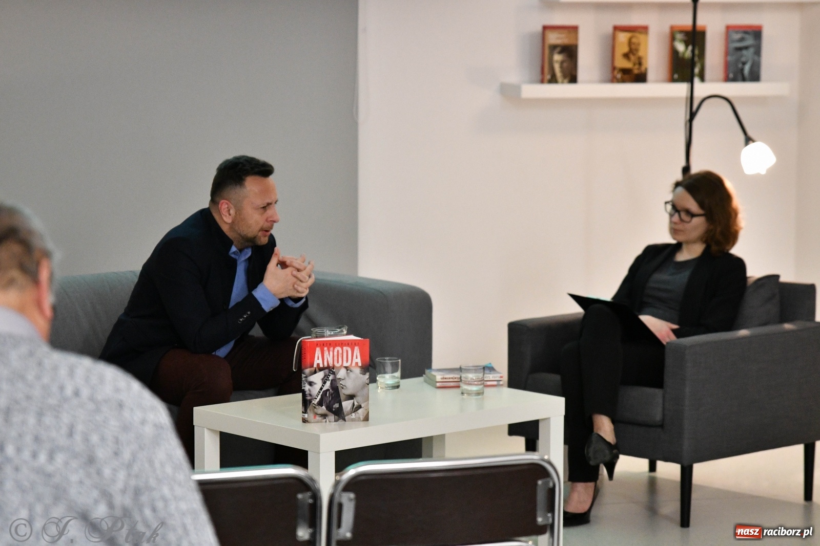 Zdjęcie w galerii na portalu naszraciborz.pl: Piotr Lipiński spotkał się z czytelnikami w raciborskiej książnicy [FOTO] wiadomości z regionu