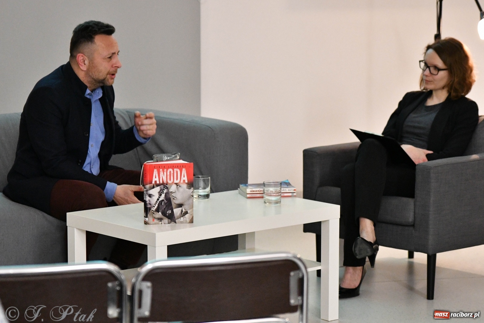 Zdjęcie w galerii na portalu naszraciborz.pl: Piotr Lipiński spotkał się z czytelnikami w raciborskiej książnicy [FOTO] wiadomości z regionu