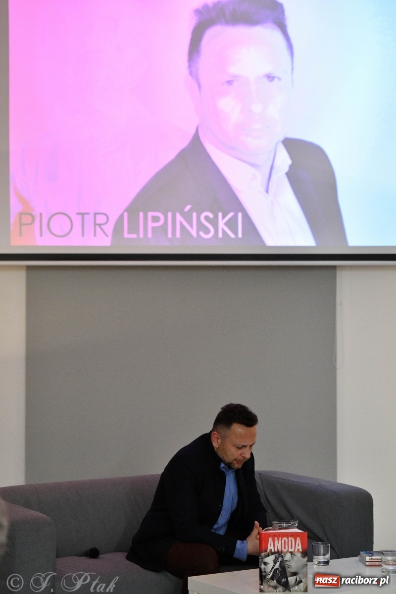 Zdjęcie w galerii na portalu naszraciborz.pl: Piotr Lipiński spotkał się z czytelnikami w raciborskiej książnicy [FOTO] wiadomości z regionu