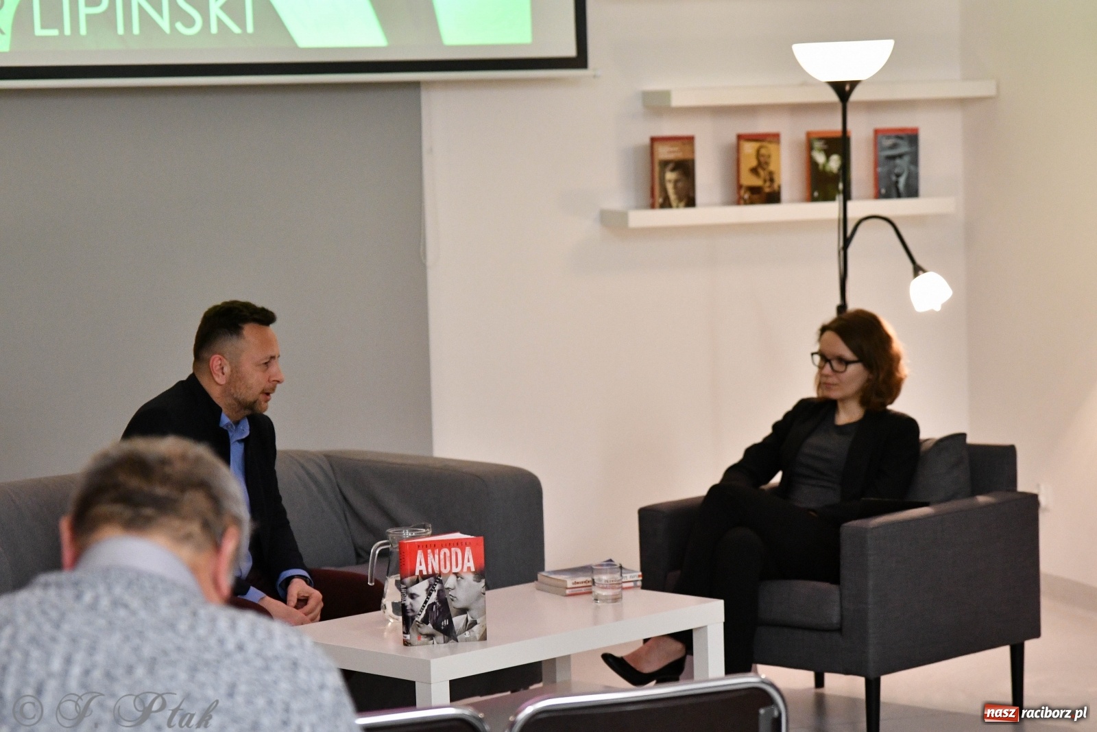 Zdjęcie w galerii na portalu naszraciborz.pl: Piotr Lipiński spotkał się z czytelnikami w raciborskiej książnicy [FOTO] wiadomości z regionu