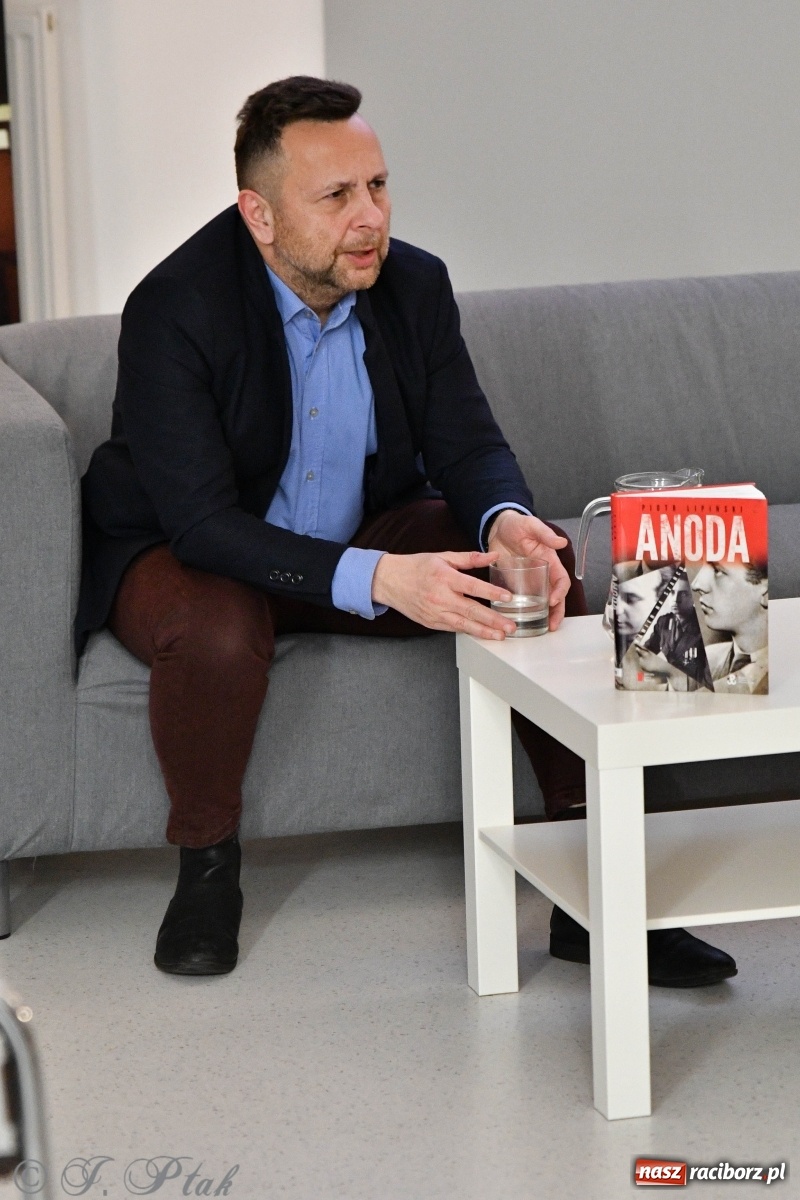 Zdjęcie w galerii na portalu naszraciborz.pl: Piotr Lipiński spotkał się z czytelnikami w raciborskiej książnicy [FOTO] wiadomości z regionu